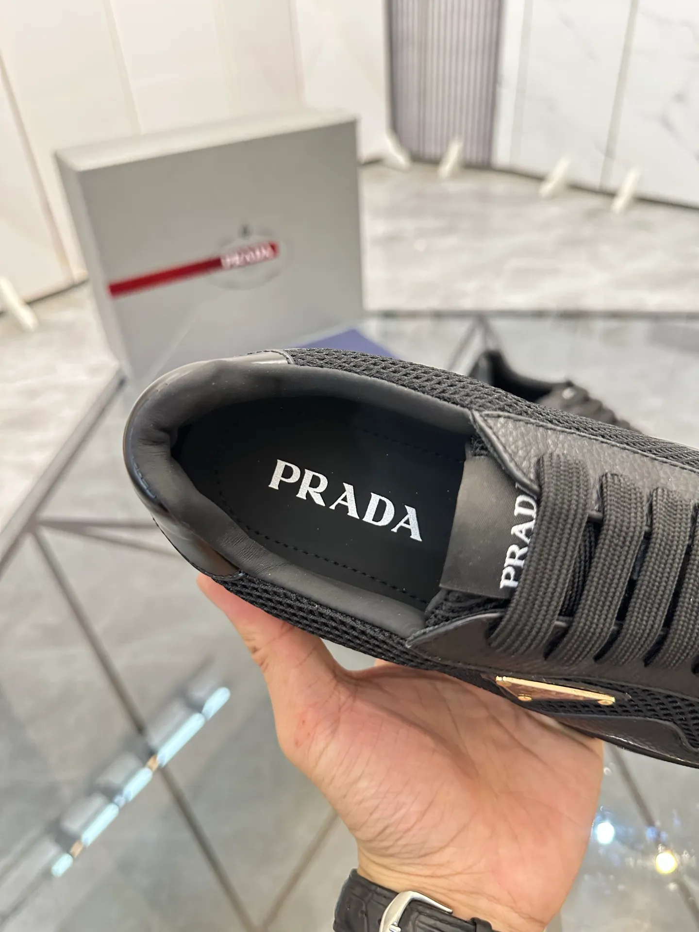 Men's shoes: 💰P600¥ High-end top quality Product trademark: Prada *"Prada*" low-top casual shoes Regular size: 38-45 (can be customized to 46) Product materials: imported first-layer cowhide stitching original material on the upper, water-dyed cowhide lining, cowhide foot pads, original outsole. No.: 001